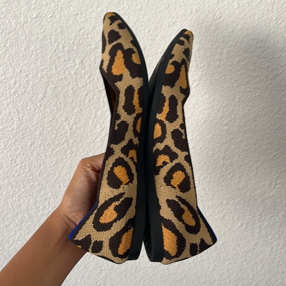 Rothys Pointed Cheetah Print Flats Size 6.5 - Picture 3 of 8